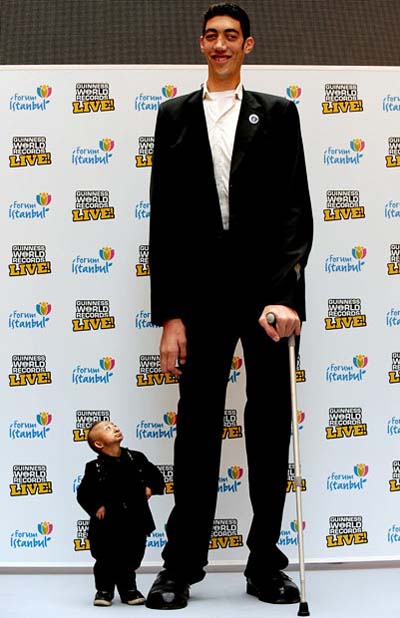 World Tallest Man Meets World Shortest Man 01