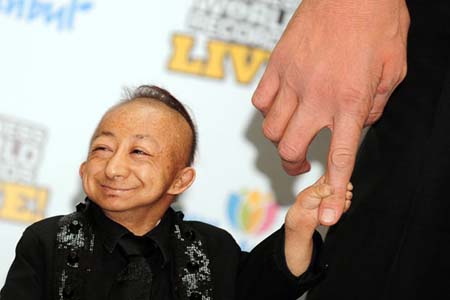 World Tallest Man Meets World Shortest Man 03