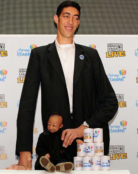 World Tallest Man Meets World Shortest Man 04
