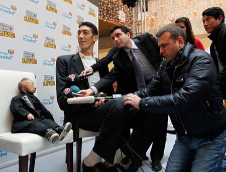 World Tallest Man Meets World Shortest Man 05