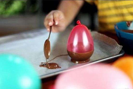 Make Chocolate Ice-cream Cups Using Balloons 02